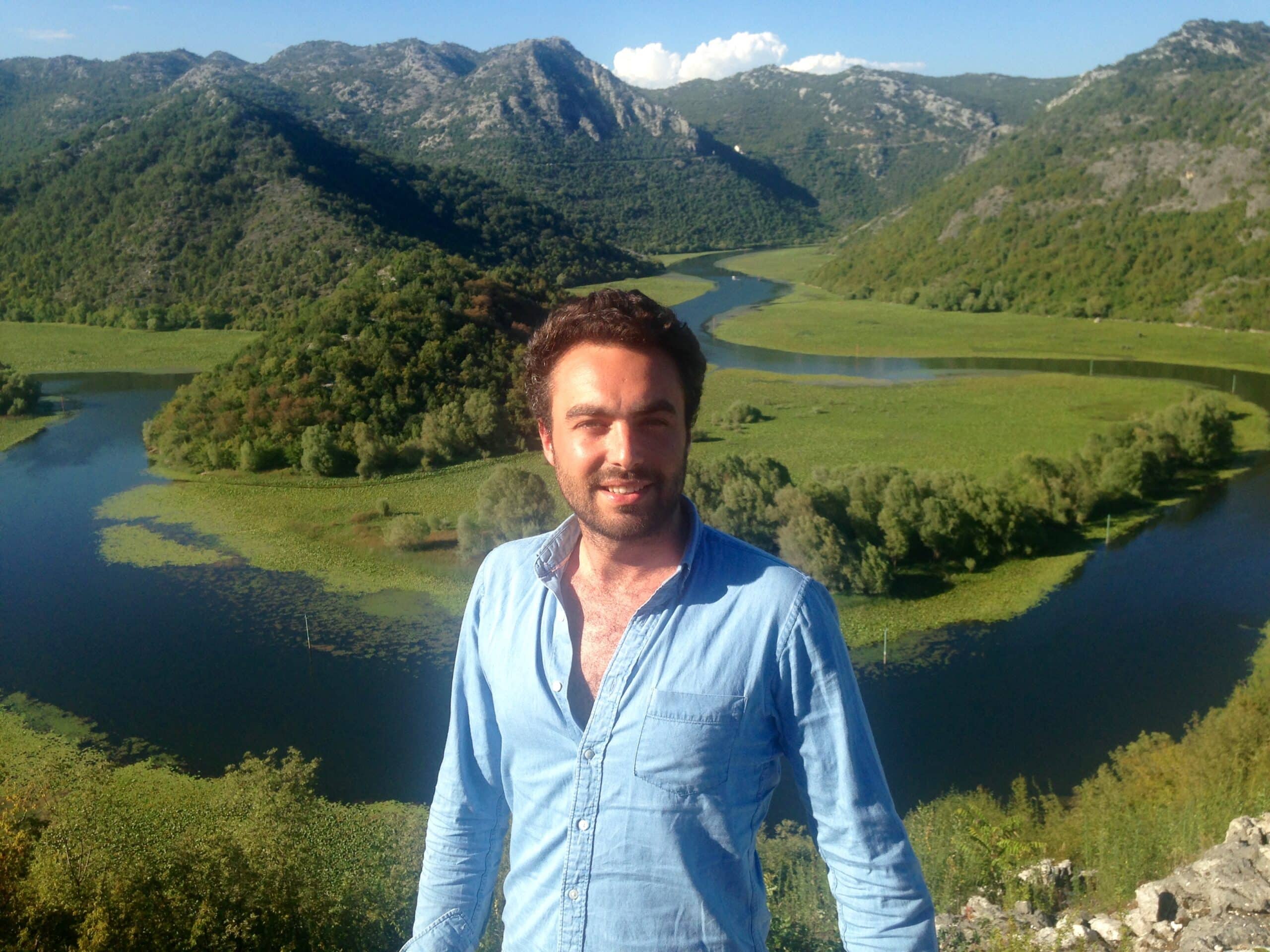 Hugues, fondateur de HorizonGuide, devant son van aménagé en région parisienne