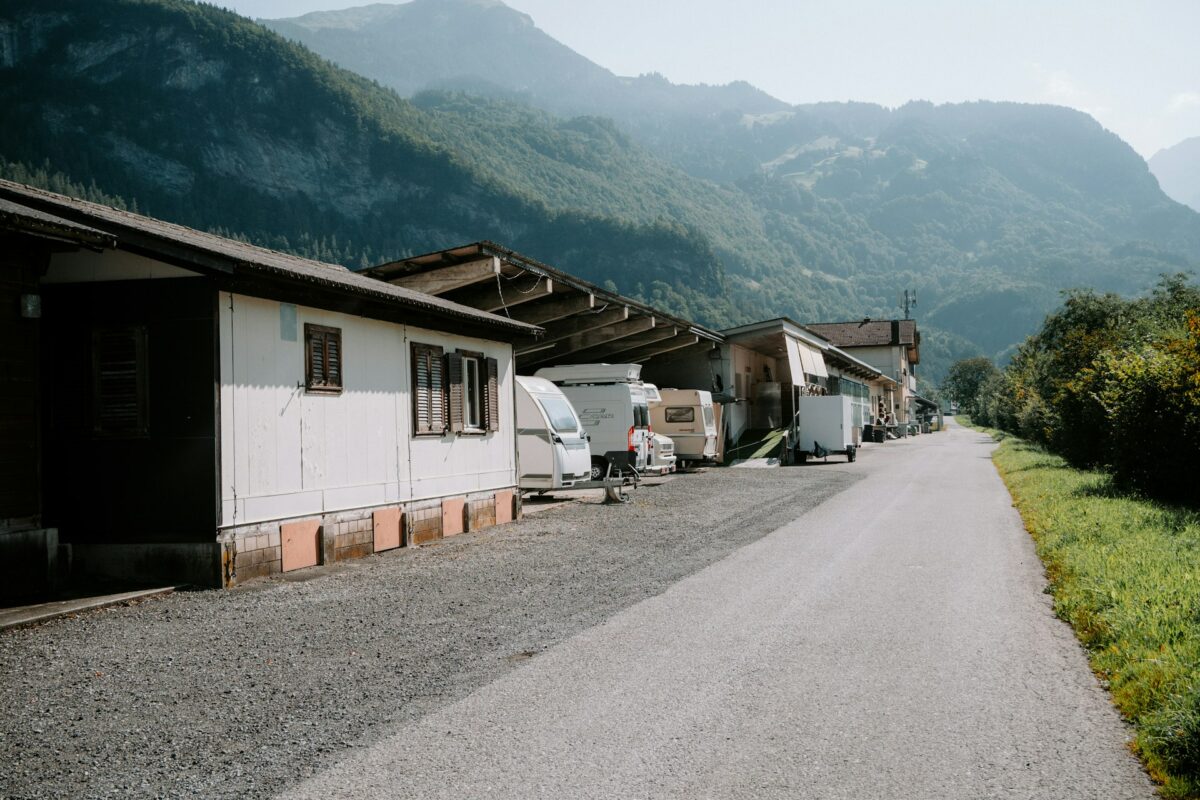 Achat camping-car : rangée de véhicules en concession
