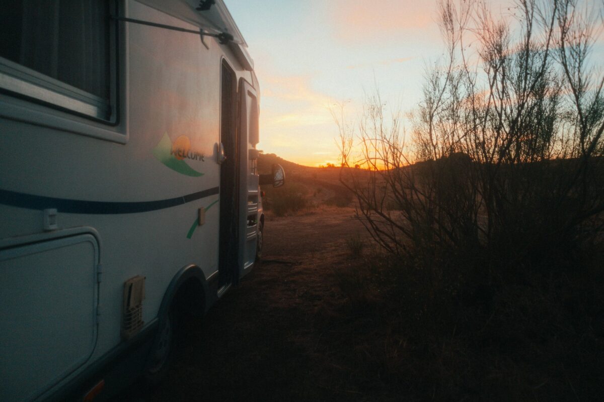 Assurance hors Europe : camping-car au coucher du soleil