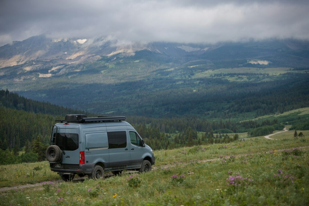 Assurance location camping-car : van dans une prairie
