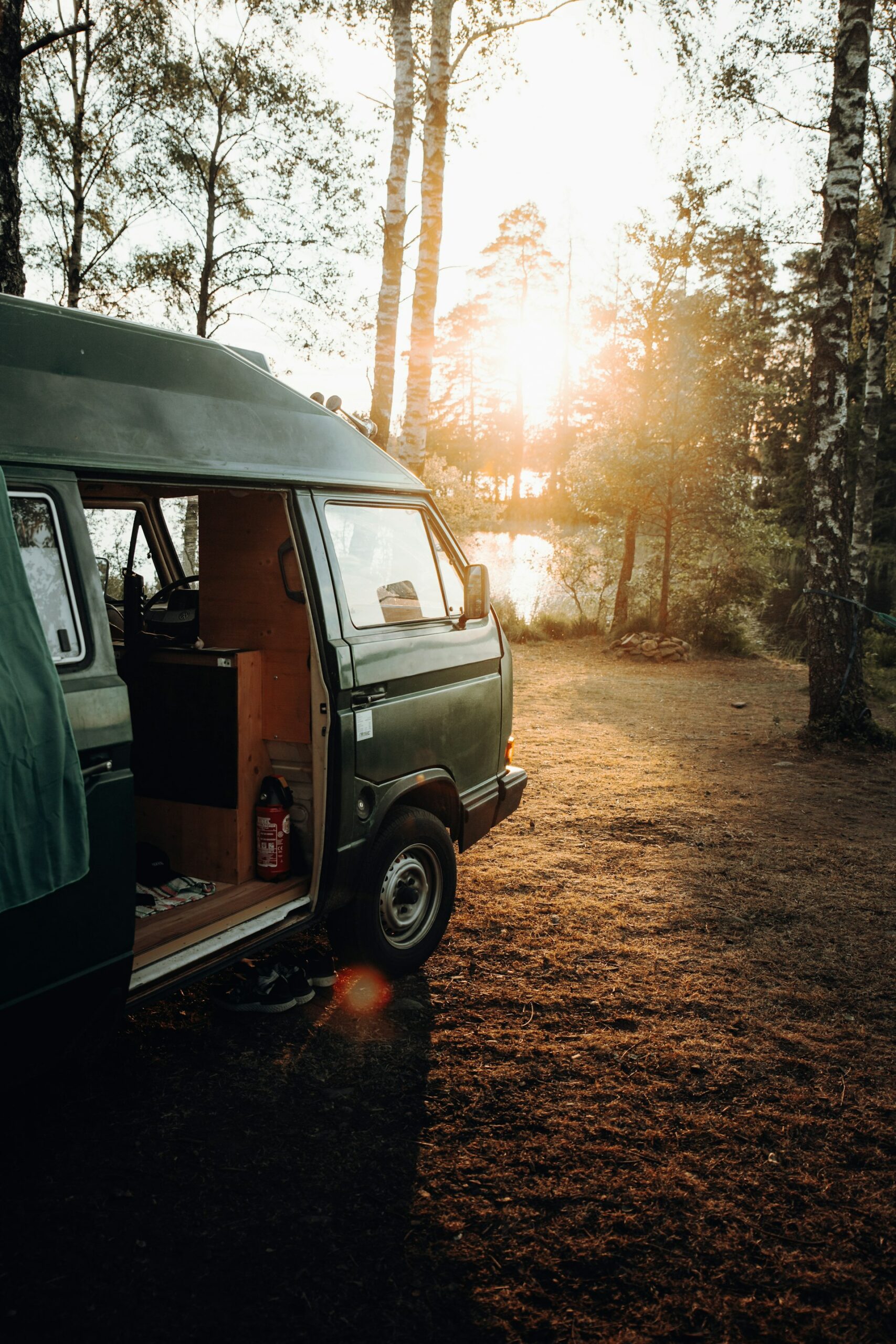 Assurance van : van aménagé sur un chemin de terre, vanlife