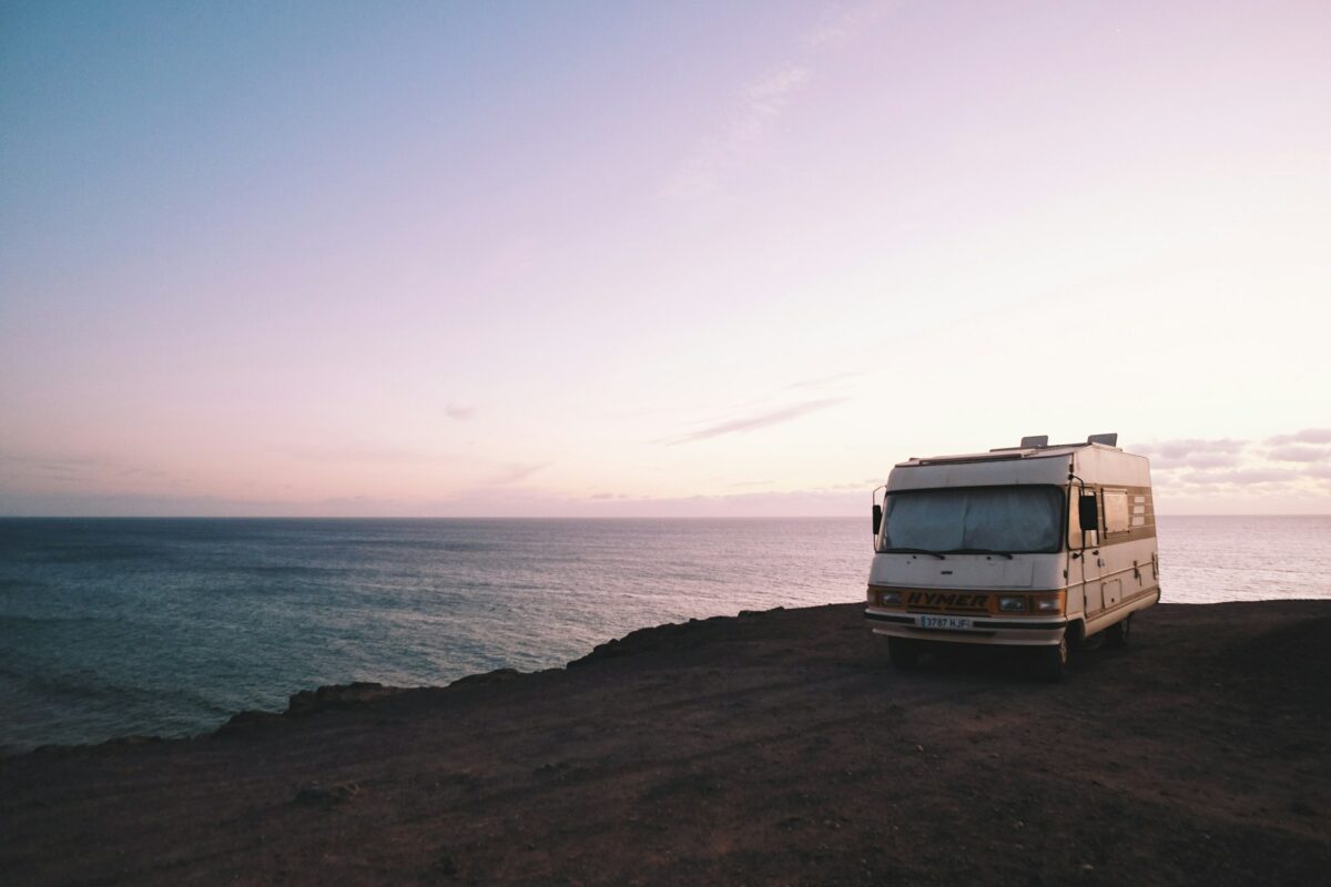 Comparatif assurance camping-car au coucher du soleil