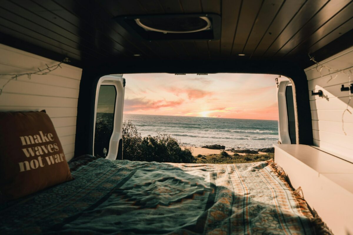 Équipement camping-car : intérieur aménagé vue océan
