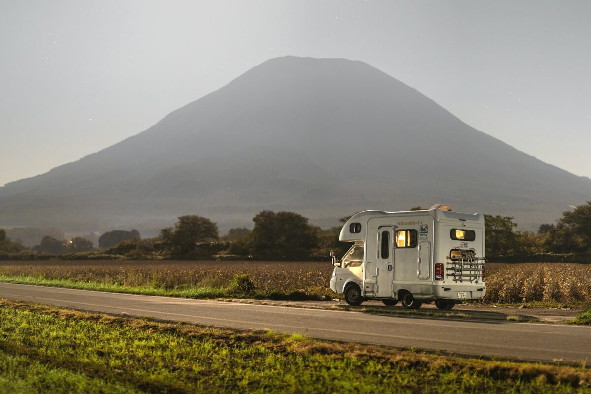 Location camping-car face aux montagnes