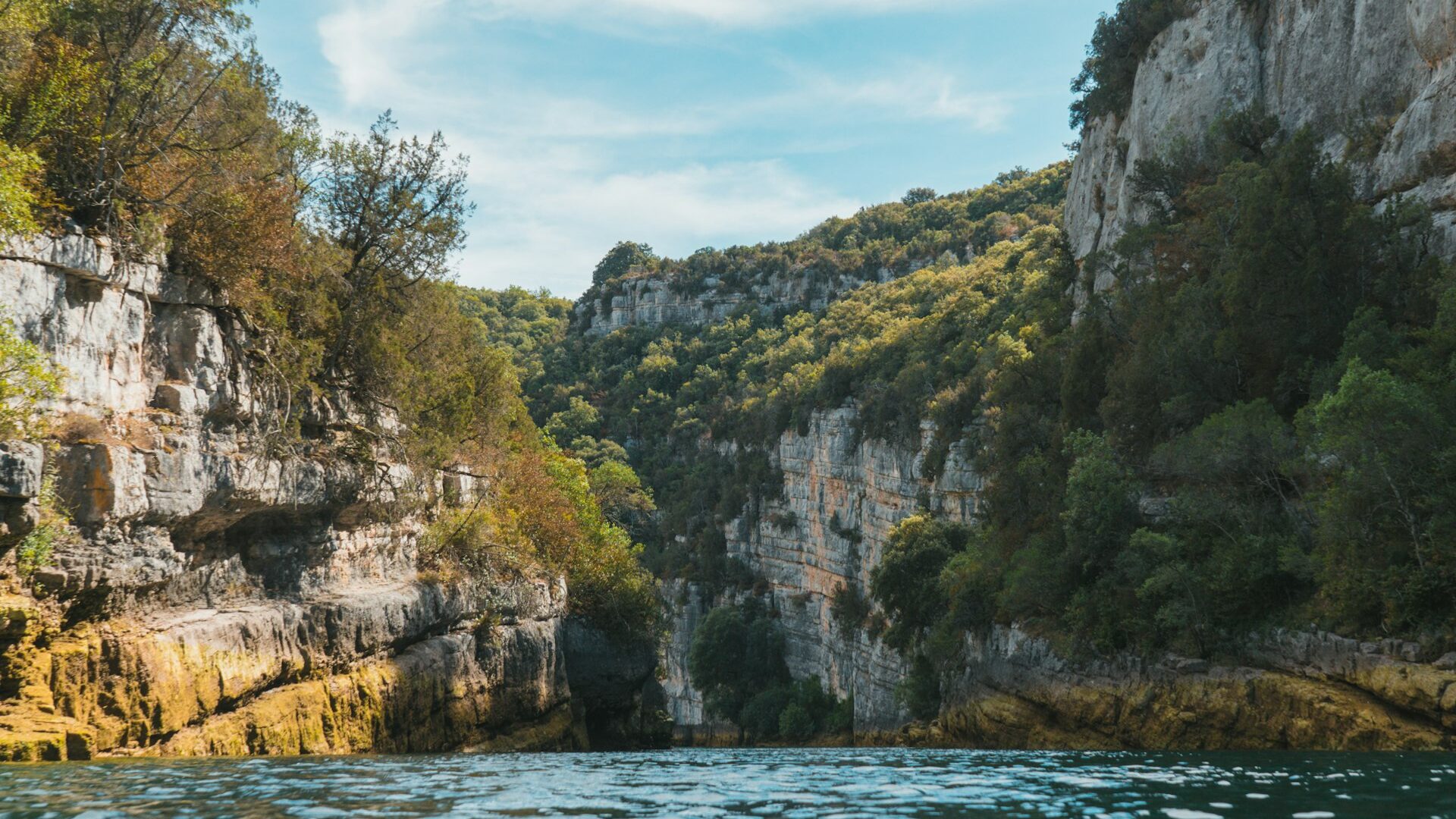 Gorges du Verdon, falaises rocheuses et eau turquoise du canyon provençal