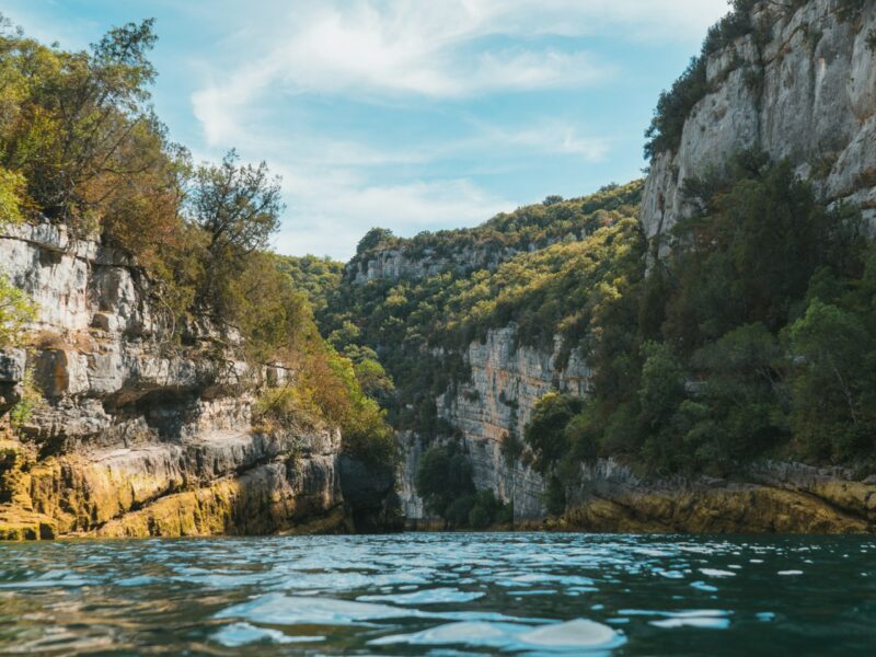 Gorges du Verdon, falaises rocheuses et eau turquoise du canyon provençal